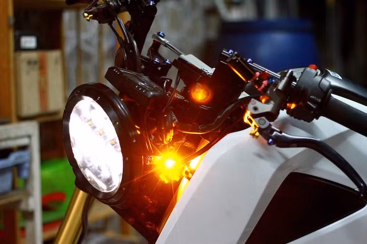 Bắt đầu từ phía trước, toàn bộ phần đầu nguyên bản của MSX125 đã bị loại bỏ, thay vào đó là đèn pha LED mới với viền CNC, được bắt vào cặp phuộc Ohlins USD bởi các pát nhôm CNC màu đen.