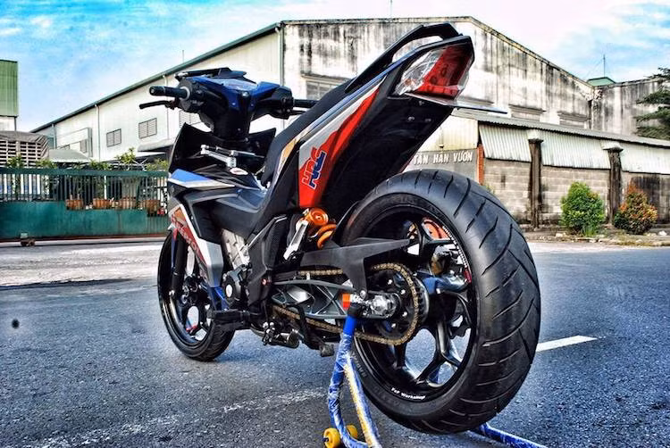 Nằm bên dưới cổ xe là cây trợ lực được lấy từ xe môtô Ducati 899. Để khiến Winner trở nên nổi bật hơn, toàn bộ dàn vỏ xe đã được chủ nhân dán bộ tem sặc sỡ được phối hợp từ 2 phong cách là HRC và Repsol. Ở phía sau, vành Asio có bản rộng tới 4,5 inch, cho phép lắp lốp với bề rộng từ 160 tới 180 mm.