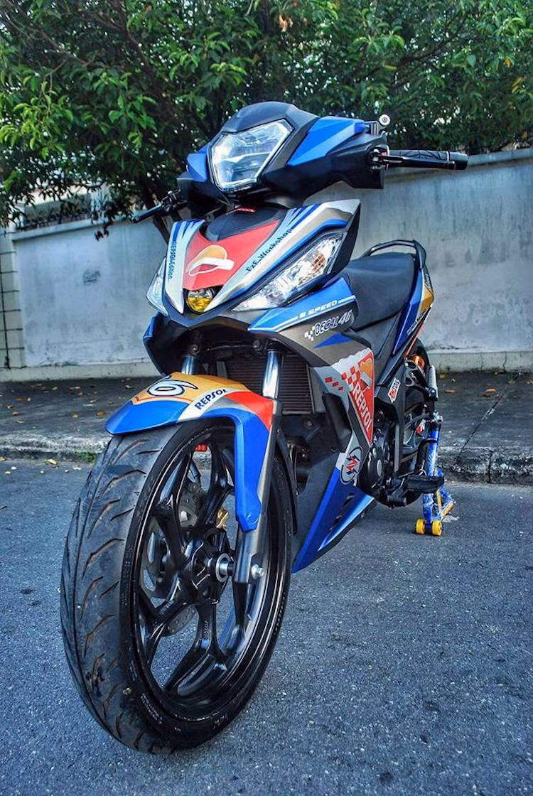 Sở hữu bộ mâm quen thuộc thường xuất hiện trên đối thủ Yamaha Exciter cùng một số món đồ chơi đơn giản và bộ tem bắt mắt, chiếc Winner 150 sau khi độ lại trông đã "hầm hố" và nổi bật hơn.