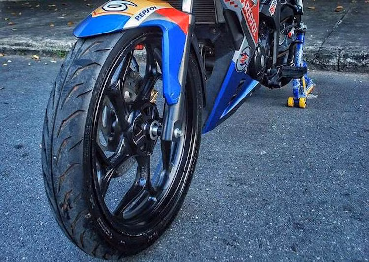 Trên bản độ này, thay vì mâm nguyên bản, chủ xe đã trang bị cho Winner cặp mâm Asio 5 cánh chữ Y vốn thường được lắp cho Exciter 150, FZ150i hay R15. Trong đó, mâm trước có bản rộng hơn là 2.5 inch để dễ dàng lắp được những chiếc lốp bề rộng 110 hoặc 120 mm.