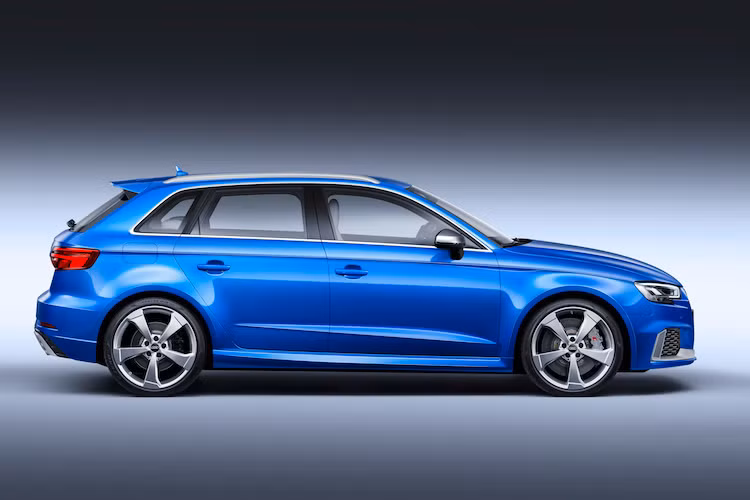 Với công suất tối đa 400 mã lực và mô-men xoắn 480 Nm, đây là khối động cơ 5 xi-lanh mạnh nhất Thế giới hiện nay. Sức mạnh của động cơ được truyền tới hệ dẫn động quattro quen thuộc của Audi thông qua hộp số ly hợp kép S-Tronic 7 cấp.