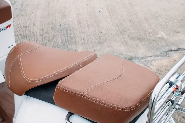 GTS 150 vốn được bán ra với bộ yên liền nhưng trên bản độ này, Konkhangsing đã thay cho chiếc xe yên rời lấy từ phiên bản Vespa GTV trước đây. Tương tự như tay nắm của xe, bộ yên cũng đã được bọc lại trong da thật với màu nâu cổ điển.