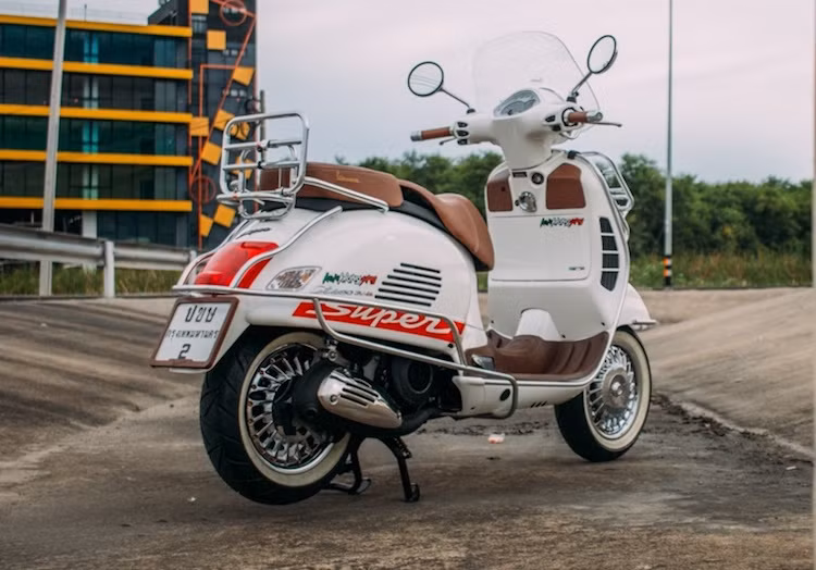 Ở phía sau, chiếc xe cũng có baga để đồ tương tự như phía trước, cùng với bộ khung bảo vệ thân xe bằng inox từ chính Piaggio. Trên bản độ này, động cơ SOHC 3 van 150 cc phun nhiên liệu điện tử của GTS 150 được Konkhangsing giữ nguyên.