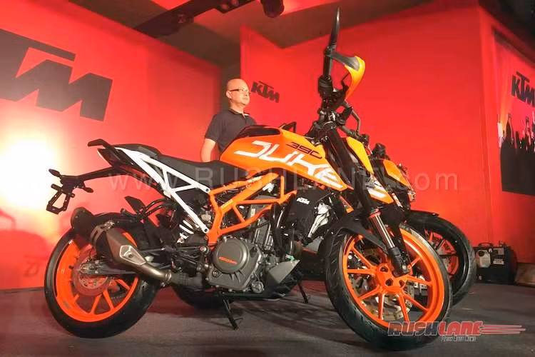 Thay vì pô giấu dưới gầm như thế hệ trước, Duke 390 mới đã có ống xả chuyển về bên cạnh xe theo kiểu truyền thống và bộ lọc khí thải 3 lớp để đáp ứng được tiêu chuẩn Euro 4. Khách hàng cũng có thể trang bị pô Akrapovic carbon chính hãng cho chiếc xe.