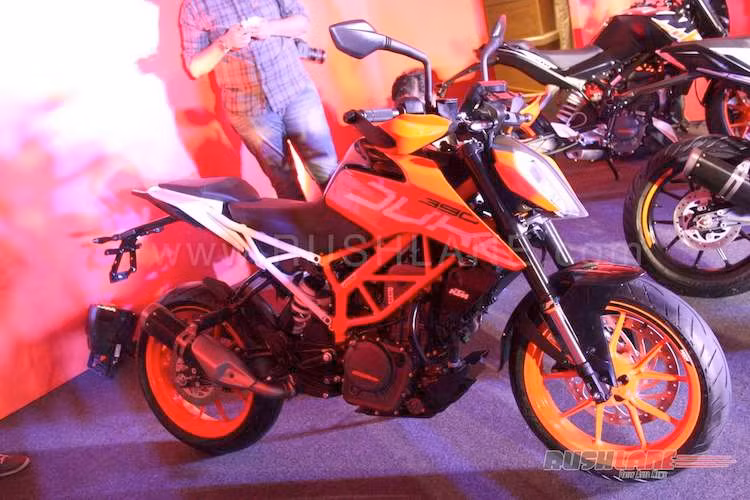 So với thế hệ cũ, KTM 390 sở hữu thiết kế ấn tượng và góc cạnh hơn nhiều, khiến cho chiếc xe trở nên cực "chiến". Tuy nhiên ngoài bộ vỏ mới, nền tảng khung sườn cùng hệ thống treo, hệ thống phanh, bánh xe và động cơ của Duke 390 2017 vẫn dựa hoàn toàn trên thế hệ cũ. Khung phụ của xe đã được thay đổi để phù hợp với đuôi mới.