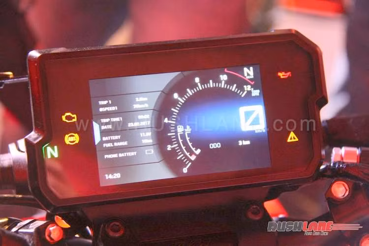 Đặc biệt, bảng đồng hồ của Duke 390 là một màn hình màu hiển thị đa thông tin hiện đại, với giao diện có thể chuyển giữa 2 màu trắng/đen. Không chỉ có giao diện trực quan, khách hàng còn có thể kết nối và đồng bộ các thông tin trong điện thoại qua Bluetooth với tùy chọn hệ thống MY RIDE.