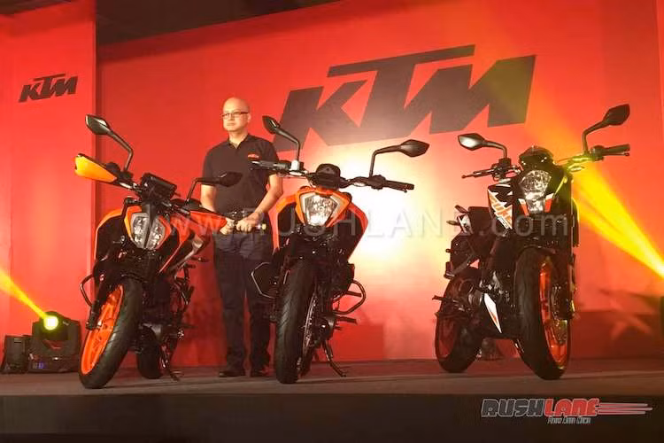 Sau khi ra mắt lần đầu tại triển lãm EICMA 2016, mẫu naked bike phân khối lớn cỡ nhỏ KTM Duke 390 2017 đã vừa chính thức được "trình làng" tại Ấn Độ. Phiên bản mới của xe sẽ thay thế cho thế hệ cũ, vốn cũng chỉ được ra mắt lần đầu 3 năm trước.