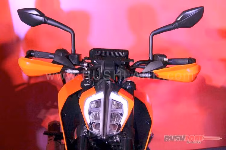 Điểm nổi bật nhất trong thiết kế của Duke 390 thế hệ mới đó là phần đèn pha trước của xe đầy góc cạnh, vuốt về phía trước và được chia thành 2 nửa. Cùng với đèn chiếu sáng ban ngày LED, cụm đèn pha mới đã khiến Duke trở nên "chiến" hơn theo phong cách streetfighter và đẹp hơn rất nhiều so với phần đầu của mẫu cũ.