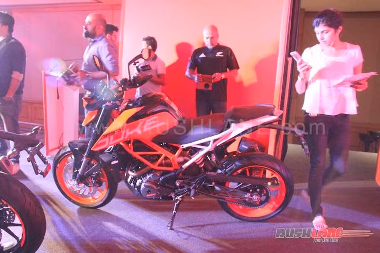 Tại thị trường Ấn Độ, KTM Duke 390 2017 được bán với giá 225.730 Rupee (tương đương 77,2 triệu đồng). Như vậy, chiếc xe chỉ đắt hơn thế hệ cũ 29.164 Rupee (tương đương) 10,1 triệu đồng), trong khi được trang bị các công nghệ vượt trội hơn hẳn.