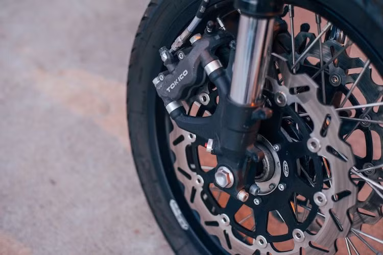 Cặp vành bản nhỏ của CB550K nguyên bản đã được Cafe Cycles "thẳng tay" loại bỏ, thay vào đó là bộ niềng nhôm trọng lượng nhẹ với đường kính vành trước 18 inch và sau 17 inch, đi kèm cặp lốp Michelin Pilot Road 4. Hệ thống phanh trước đã được nâng lên đĩa kép với cặp đĩa hoa Arashi và heo Tokico 4 piston từ mẫu sportbike hiện đại Suzuki GSX-R600.