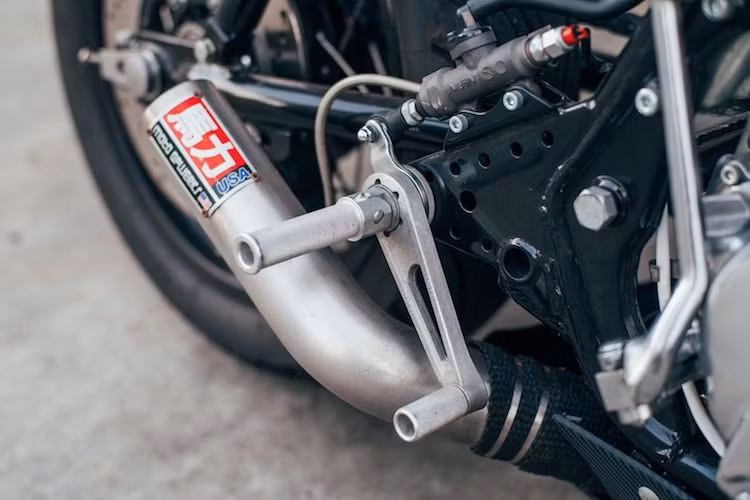 Khí thải của động cơ được dẫn thẳng qua cổ pô 4-to-1 tới pô lon ngắn Yoshimura phong cách Moto GP, cho tiếng "hú" đầy uy lực đặc trưng của động cơ 4 xi-lanh. Ở phía sau, chiếc xe cũng đã được độ lên phanh đĩa, sử dụng heo Nissin 2 pis đối xứng, pen đạp Nissin cùng đĩa zin phía trước của CB550K.