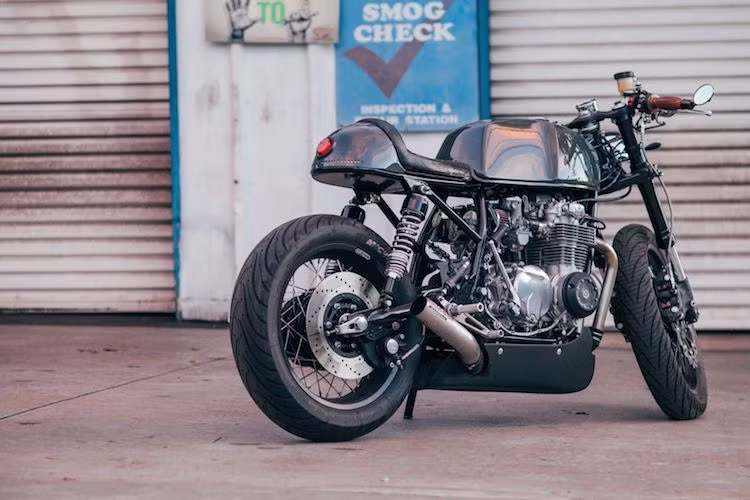 Được độ lại hoàn toàn từ chiếc Honda CB550 đời 1978, bản độ cafe racer của xưởng Cafe Cycles tại Mỹ gây ấn tượng bởi sự đơn giản và hiệu năng của một chiếc xe hiện đại. Tổng chi phí cho bản độ này lên tới 9000 USD (tương đương 205 triệu) - đắt ngang với nhiều dòng môtô mới hạng 500-600 cc khác.