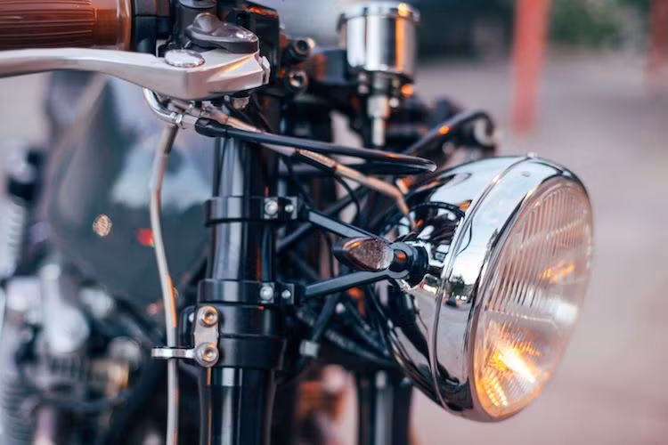 Để bắt đầu, xưởng độ Cafe Cycles đã "lột sạch" chiếc CB550K và bắt đầu với bộ khung xe bằng cách thay đổi góc nghiêng cổ phốt và thay đổi vị trí bắt phuộc sau, nhằm tạo tư thế hướng về phía trước thể thao hơn. Đúng theo phong cách cafe racer cổ điển, chiếc xe đã được trang bị một đèn pha "gáo dừa" với chóa lớn mạ chrome bóng lộn ở phía trước.