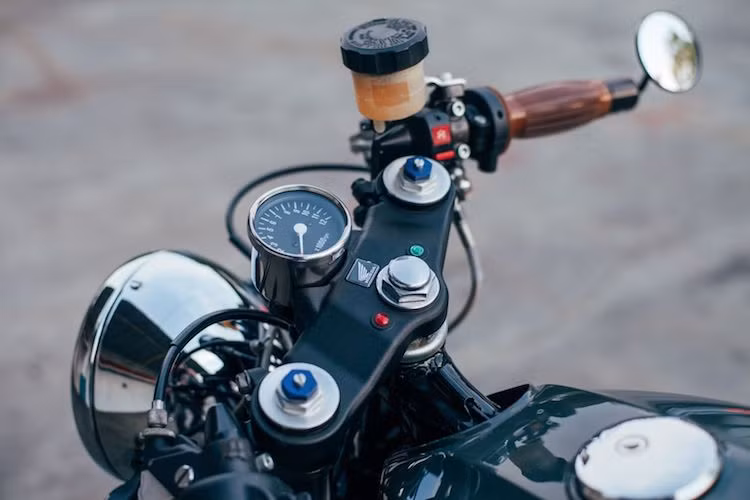 Bên cạnh phanh, hệ thống phuộc trước của xe đã được đưa lên Thế kỷ 21 nhờ cặp phuộc USD Showa được lấy từ Honda CBR600RR. Để đảm bảo sự tối giản cho chiếc xe, Cafe Cycles đã chỉ trang bị duy nhất một chiếc đồng hồ báo tốc độ cùng cùm công tắc rút gọn và cặp bao tay Posh nằm hai bên tay lái clip-on.