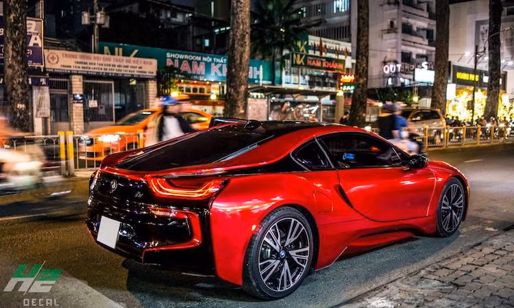 Siêu xe xanh i8 được trang bị động cơ 1.3l tăng áp 3 xi-lanh tăng áp 231 mã lực nằm giữa, cùng với mô-tơ điện 131 mã lực ở bánh trước. 2 động cơ có thể khiến i8 chỉ mất 4,4 giây để đạt 100 km/h trước khi tới tốc độ tối đa 250 km/h, trong khi vẫn chỉ có mức tiêu thụ 2,1l/100 km.