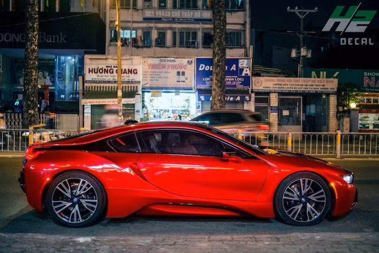 Khi ra mắt vào năm 2013, BMW i8 đã khiến cả Thế giới xe "sốc" vì thiết kế hiện đại như bước ra từ trong phim viễn tưởng, và khá giống như những bản concept được BMW tung ra trước đó. Phần đầu xe có thiết kế dữ dằn với cặp đèn pha sử dụng công nghệ chiếu sáng laser mới nhất, kết hợp với đèn LED ban ngày.