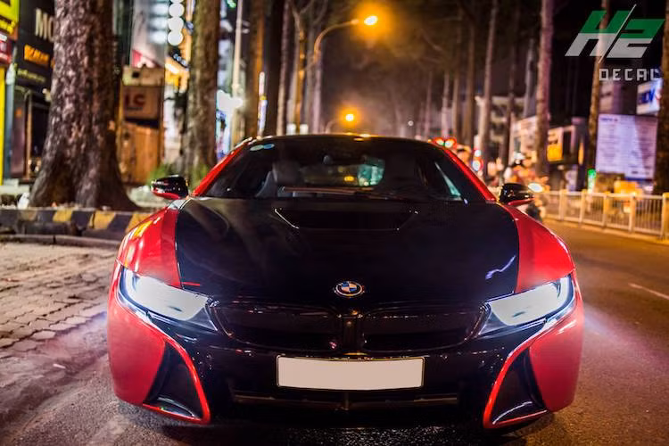 Chủ nhân của chiếc i8 này đã lựa chọn tông màu đen bóng và đỏ candy với độ sâu màu cao để dán lại cho xe, không chỉ giúp nó trở nên nổi bật hơn so với những chiếc i8 thường có màu trắng hay xanh khác mà còn mang ý nghĩa khởi đầu một năm 2017 trong sự may mắn, hạnh phúc giống như ý nghĩa mà màu đỏ tượng trưng.