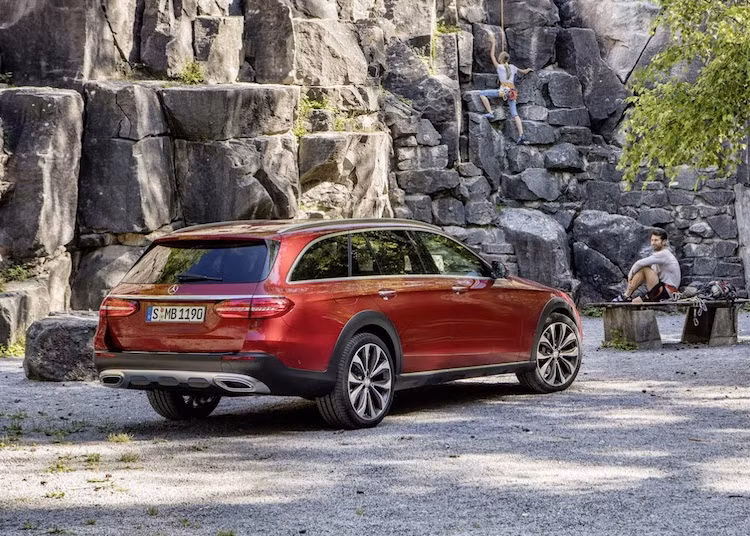 Để tăng vẻ "offroad" cho chiếc xe, Mercedes cũng đã bổ sung các thanh nẹp nhựa đen mờ xung quanh thân của E-Class All-Terrain. Giống như E-Class Wagon, vòm mui của chiếc xe chạy tới hết đuôi xe, tạo cho E-Class All-Terrain cửa sau và không gian trong cabin rộng hơn. Với phần đuôi dạng wagon, chiếc xe có thể tích khoang hành lý lên tới 670 lít và có thể lên tới tối đa 1820 lít nếu gập hoàn toàn hàng ghế sau lại.