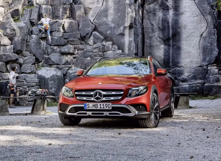 Điều này được thể hiện rất rõ qua thiết kế phần đầu của E-Class All-Terrain khi ngoài cặp đèn pha đặc trưng của E-Class, chiếc xe sở hữu lưới tản nhiệt với các thanh mạ chrome to bản như các dòng crossover của Mercedes. Cản trước của xe cũng mang phong cách crossover với khung mạ chrome to bản và tấm chắn chống va đập dưới gầm xe.