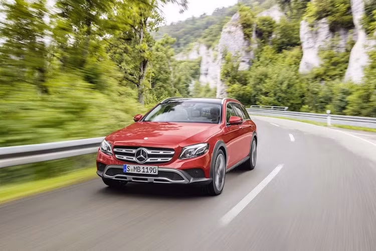 Điểm đặc biệt của E-Class All-Terrain so với các bản E-Class khác là khả năng địa hình của xe ưu việt hơn, do được thừa hưởng hệ thống quản lý dẫn động 4 bánh All-Terrain từ mẫu crossover GLC. Người lái sẽ có thể lựa chọn tới 5 chế độ lái khác nhau qua hệ thống này, phù hợp với từng điều kiện mặt đường khác nhau.