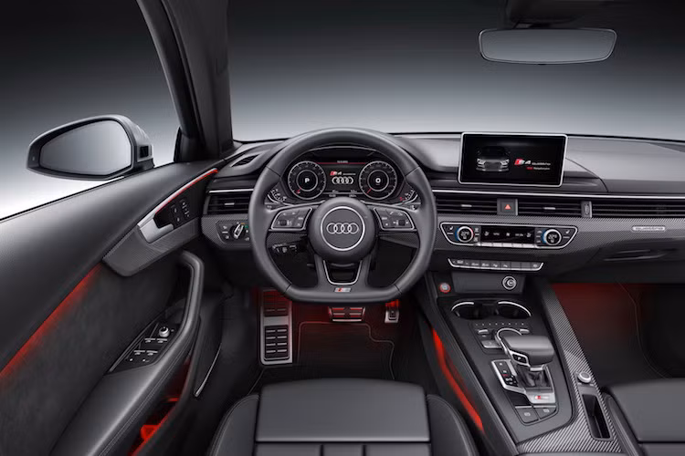 Những chi tiết nhôm mờ được sử dụng để ốp nội thất. Giống như A4 thường, S4 cũng có tuỳ chọn bảng đồng hồ Virtual Cockpit là một màn hình 12,3 inch, dàn âm thanh Bang &amp; Olufsen, cửa kính trước cách âm 2 lớp, hệ thống giữ ga tự động thông minh...