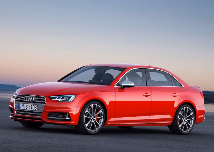 Dù được coi là phiên bản thể thao của A4 nhưng ngay cả khi đứng cạnh nhau, những người yêu xe cũng khó có thể chỉ được nhanh những điểm khác biệt về ngoại hình giữa Audi S4 mới và một chiếc A4 bình thường.