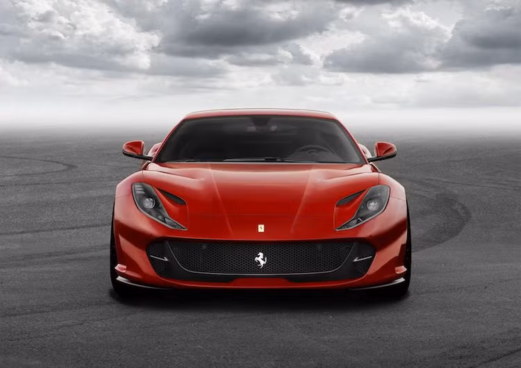 So với F12Berlinetta, 812 Superfast sở hữu ngoại hình "chiến" hơn nhiều. Không chỉ có cặp đèn pha mới sắc sảo hơn, chiếc xe còn sở hữu nắp ca-pô với các khe hút gió bên cạnh đèn pha cùng cản trước với khe hút gió cực lớn kèm các "vây" khí động học với khả năng điều chỉnh tự động để tăng tính khí động học.