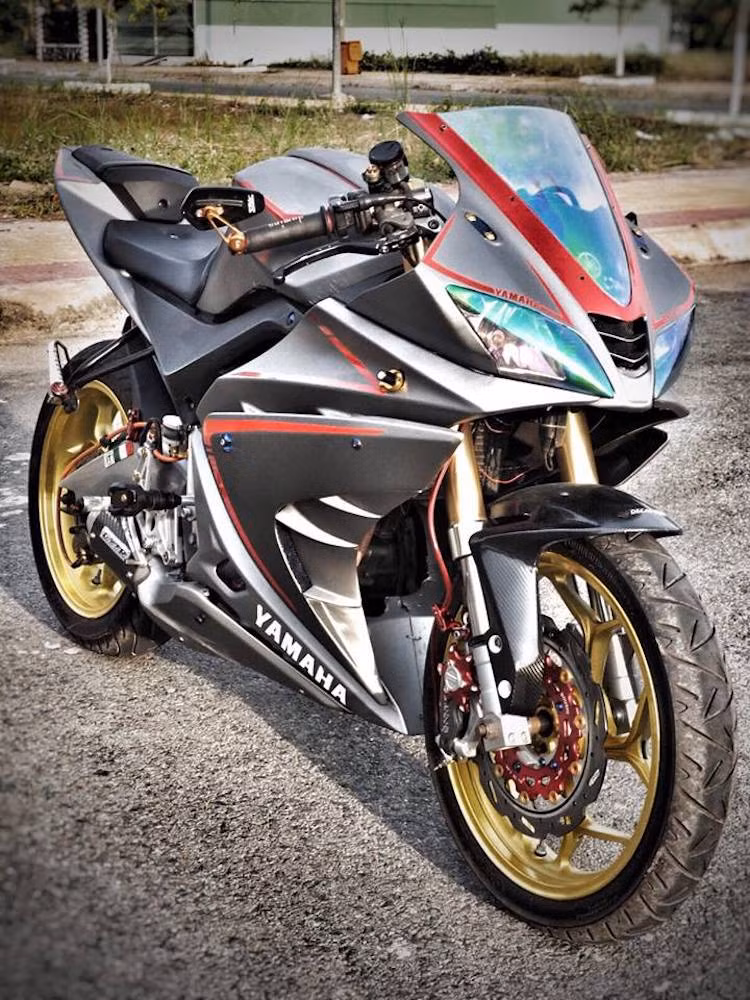 Mặc dù hiếm, nhưng do chủ sở hữu dòng xe này đều là những người chơi xe nên ít có chiếc R125 nào hoàn toàn nguyên bản tại Việt Nam. Chiếc xe trong bài viết này đã được chủ nhân "dày công" tuyển chọn và trang bị cho những món "đồ chơi" tới từ nhiều thương hiệu nổi tiếng để có ngoại hình hấp dẫn hơn và cảm giác điều khiển tốt hơn.