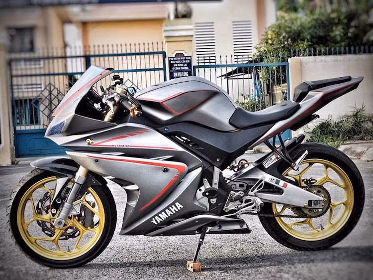 Thường bị nhầm với mẫu xe "nhái" Visitor Phoenix, mẫu xe môtô Yamaha R125 là mẫu sportbike phân khối nhỏ dành cho các tay lái trẻ tuổi, chủ yếu được bán ở thị trường châu Âu. Chính vì vậy, những chiếc R125 "hàng thật" có số lượng rất ít tại Việt Nam và được bán với giá khá đắt so với dung tích động cơ.