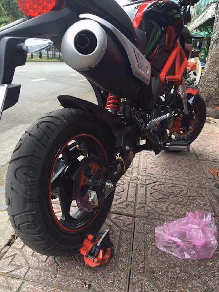 Thậm chí, một người dùng tại TP HCM còn chia sẻ rằng chiếc xe của mình đã bị gãy pát heo phanh phía sau khi đang chạy trên đường. Như vậy, mẫu xe "Ducati Monster 110" này có khả năng gây nguy hiểm trực tiếp tới người tiêu dùng do chất lượng vật liệu và các chi tiết kém.