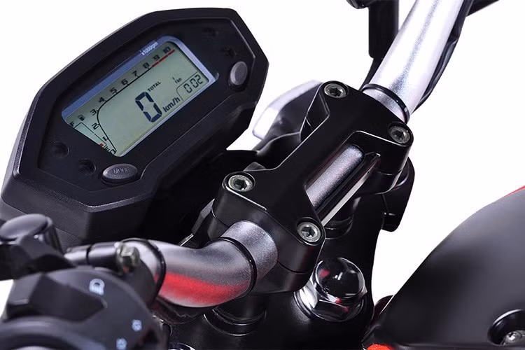 Trong khi đó nếu để ý kỹ hơn, những chi tiết máy móc và điện của mẫu xe này lại là bản "copy" từ các dòng xe Honda, cụ thể hơn là một mẫu minibike khác cũng rất nổi tiếng là Honda MSX125. Đặc biệt, bảng đồng hồ hay cùm công tắc của "Ducati Monster 110" có thiết kế giống tới 99% so với MSX125.