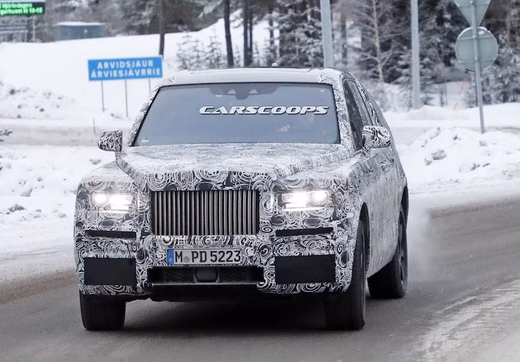 Vào cuối năm 2016, Rolls-Royce đã từng hé lộ phiên bản thử nghiệm che kín của Cullinan dù vẫn bị che kín bởi các lớp ngụy trang nhằm giấu đi thiết kế chi tiết. Mới đây, mẫu xe này đã bị bắt gặp khi đang thử nghiệm trong điều kiện lạnh ở Bắc Âu. Về thiết kế, có thể khá chắc chắn phần đầu của Cullinan sẽ có phong cách tương tự các dòng Ghost hay Dawn hiện tại của Rolls-Royce.