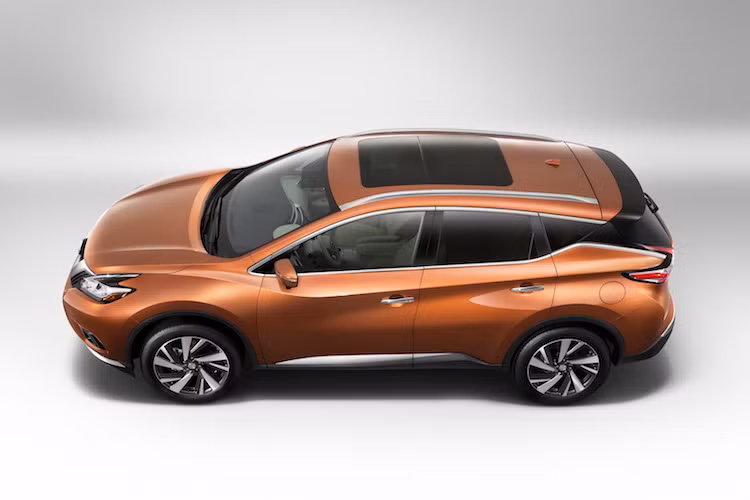 Vẫn thuộc thế hệ thứ 3, Nissan Murano mới (tạm gọi là 2017,5) vẫn sở hữu kiểu dáng tổng thể của các phiên bản trước. Theo phong cách của Nissan, xe sở hữu phần đầu ấn tượng với đèn pha hình lưỡi liềm cùng với cụm lưới tản nhiệt đặc trưng với chữ V mạ chrome nằm chính giữa, bao xung quanh logo của hãng.