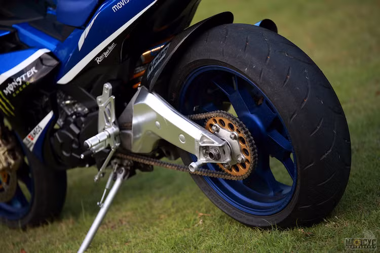 Ở phía sau dù không kỳ công bằng bánh trước, nhưng để có thể lắp được gắp và phuộc của siêu môtô Aprilia RSV4, chủ xe cũng đã buộc phải "đụng chạm" tới khung của Exciter.