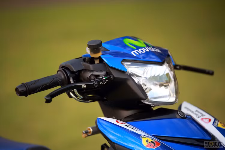 Ở phía trên, phần đầu nguyên bản của Exciter 150 được giữ nguyên gần như hoàn toàn. Tuy nhiên chủ xe đã độ lại cùm côn và phanh bằng cùm Brembo "hàng hiệu".