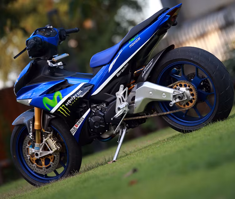 Để nâng "cuộc chơi" lên một tầm cao hơn, một biker Thái Lan đã tìm cách "chế cháo" toàn bộ "dàn chân" của chiếc superbike Ý Aprilia RSV4 vào Exciter, bao gồm cả phuộc trước, sau và hệ thống phanh. Vào thời điểm những hình ảnh đầu tiên về bản độ này xuất hiện, nó đã trở thành đề tài bàn luận của các biker chơi Exciter 150 từ khắp Đông Nam Á.