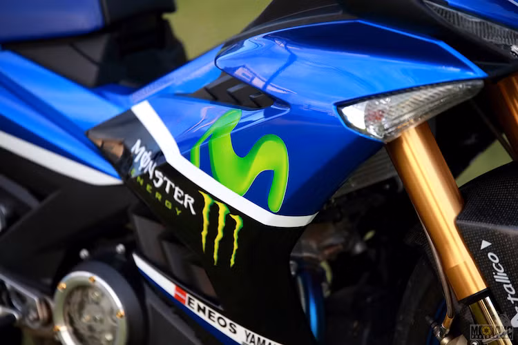 So với thời điểm hơn 1 năm trước, bản độ Exciter 150 với "dàn chân" Aprilia RSV này đã hoàn thiện hơn. Vốn được độ từ Exciter GP 150, tuy nhiên hiện chiếc xe đã có dàn áo được dán tem đấu của phiên bản Exciter Movistar.