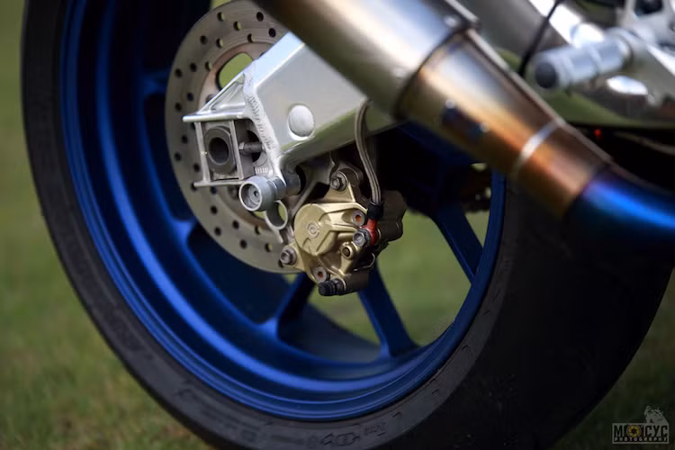 Sau khi cặp bánh lớn của Aprilia RSV4 đã được ráp lên Exciter, công đoạn lắp ráp các chi tiết còn lại không quá khó khăn. Giống như RSV4 nguyên bản, chiếc Exciter đã được trang bị hệ thống phanh đĩa kép phía trước với heo Brembo 4 piston và phanh sau đĩa đơn, sử dụng heo Brembo 2 pis.