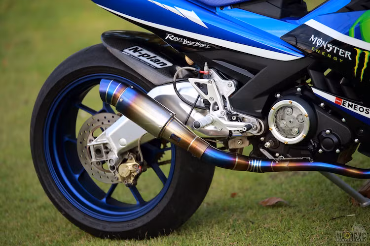 Không có thông tin gì về việc liệu động cơ của chiếc Exciter có thay đổi gì để "kéo" được cặp bánh lớn này hay không. Tuy nhiên theo những người chơi xe có kinh nghiệm, với kích thước lốp rất lớn, nhiều khả năng chủ của chiếc Exciter này cũng đã phải nâng cấp máy cho xe. Kết thúc bản độ là hệ thống xả titan theo phong cách MotoGP.