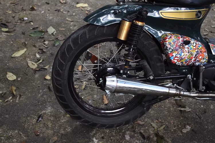 Phần dè sau của chiếc xe đã được cắt ngắn và nới rộng, để có thể lắp bánh sau với lốp 130/70/17 và vành bản 3.0/17. Do có bánh lớn nên chiếc xe đã được thay gắp từ SYM Wolf. Dù có cặp bánh lớn hơn nhiều so với xe nguyên bản nhưng do sắp lại nhông sên đĩa, chiếc xe vẫn có "nước đề" tốt, vận tốc tối đa khoảng 70-80 km/h và leo dốc.