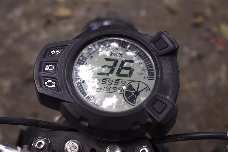 Giống như những chiếc xe Honda Street Cub khác, chủ xe đã bỏ đi phần đầu nguyên bản của Cub 78, thay vào đó là ghi-đông trần cùng cùm công tắc lấy từ Honda 67. Đồng hồ full LCD từ Yamaha BW đã được lắp cho xe, cung cấp đầy đủ các thông tin vận hành.