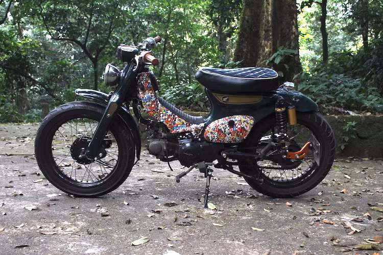 Theo phong cách Street Cub, một biker 9X tại Hà Nội đã độ lại một chiếc Honda Super Cub 79 lại theo phong cách này, với một số chi tiết độc đáo làm điểm nhấn cùng cặp bánh lớn hơn nhiều so với nguyên bản. Bản độ này đã được hoàn thành từ năm 2014 và được chủ nhân sử dụng hàng ngày kể từ đó tới nay mà không gặp bất kỳ trục trặc nào.