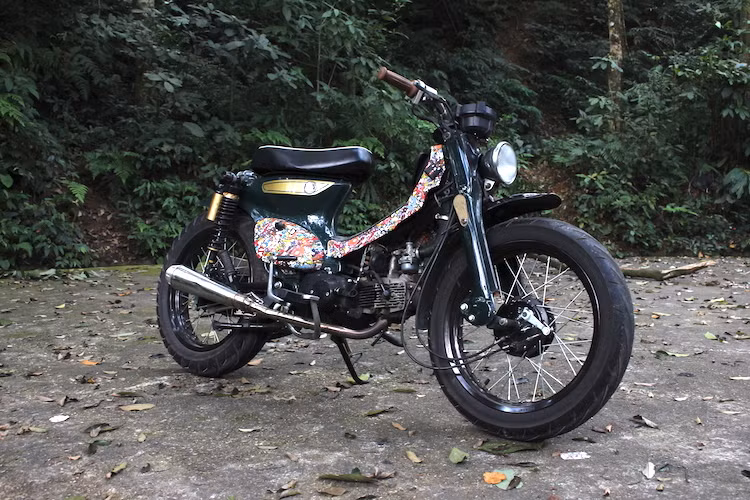Khởi đầu từ Indonesia, phong cách độ Street Cub đang được những người chơi xe Honda Super Cub trên Thế giới ưa chuộng. Về cơ bản, phong cách này sẽ giữ nguyên gần như hoàn toàn thân xe và khung của Cub, nhưng chiếc xe sẽ được thay cặp bánh lớn hơn và ghi-đông trần.
