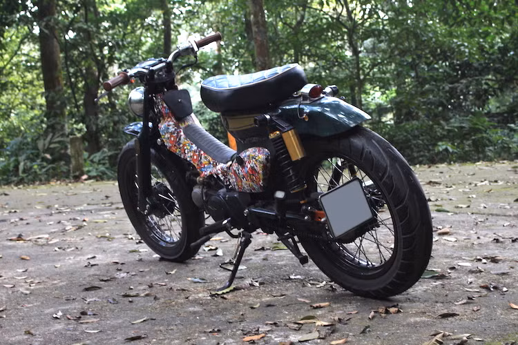 Từ chiếc Honda Super Cub 79 cũ nát, người chơi xe máy độ tại Hà Nội đã làm lại nó theo phong cách Street Cub với cặp "bánh béo" và một loạt những điểm nhấn đầy màu sắc độc đáo và đầy cá tính.
