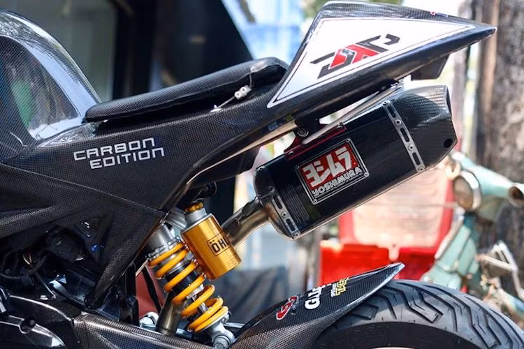 Hệ thống xả của xe đã được nâng cấp với pô Yoshimura cũng bằng sợi carbon, đem tới tiếng nổ ấn tượng hơn. Trong khi đó, phuộc sau của xe là loại "hàng hiệu" Ohlins với bình dầu rời.