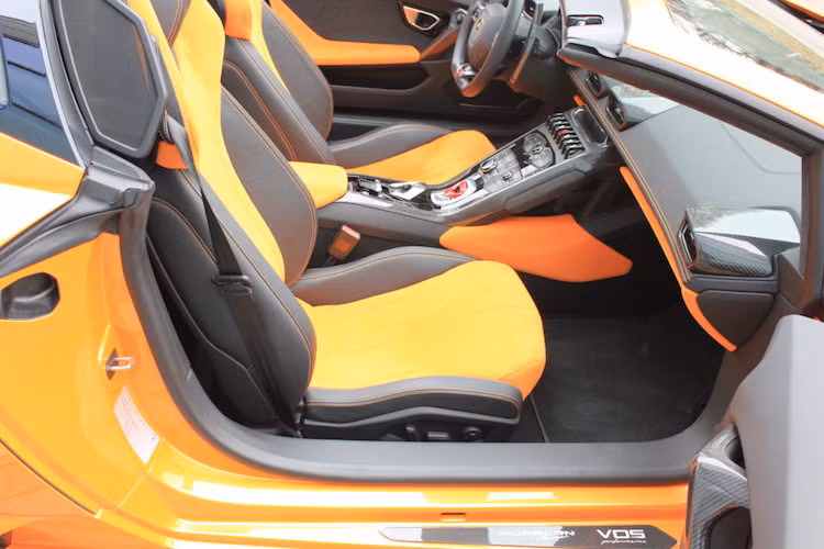 Tay lái của chiếc xe cũng đã được trang trí nhẹ nhàng bằng sợi carbon bóng, trong khi bảng điều khiển trung tâm sử dụng ốp sợi carbon mờ để ngăn ánh sáng mạnh phản chiếu lên mắt người lái khi mở mui.