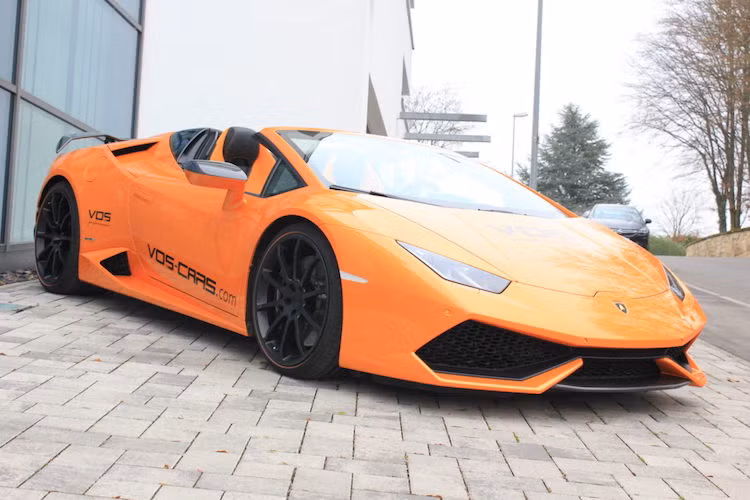 Với gói độ mới nhất dành cho Huracan Spyder, VOS Performance đã chỉ tập trung nâng cấp nhẹ ở mọi mặt của chiếc xe. Ở phía trước, hãng đã giữ lại cản trước nguyên bản của Huracan, chỉ bổ sung thêm một cánh chia gió bằng sợi carbon bên dưới.