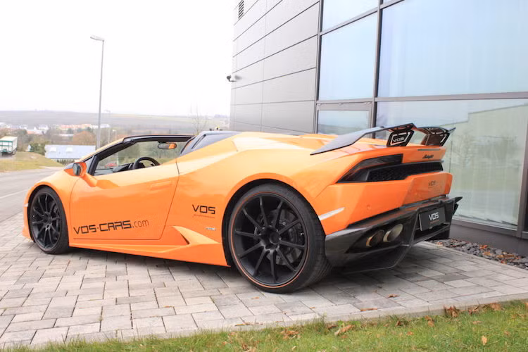 Ở phía sau, Huracan Spyder đã có hình dáng của một xe đua nhờ cánh đuôi và cánh khuếch tán không khí dưới gầm bằng sợi carbon. Kết thúc những thay đổi ngoại thất của xe là bộ mâm đúc siêu nhẹ 10 cánh LM của hãng Mansory với kích thước mâm trước 20 inch và mâm sau 21 inch.