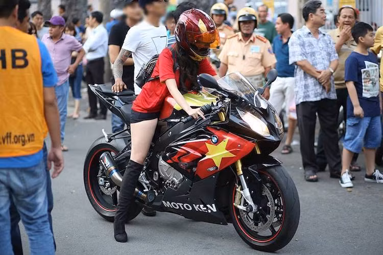 Vào chiều ngày 7/2/2017 tại Sài Gòn, trận giao hữu giữa U23 Việt Nam và U23 Malaysia diễn ra trên sân Thống Nhất. Trong những người hâm mộ đổ về sân, cô gái trẻ sinh năm 1994 Nguyễn Ngọc Tường Vy đã gây chú ý khi cưỡi siêu môtô BMW S1000RR được dán tem cờ đỏ sao vàng để tới cổ vũ cho tuyển Việt Nam.