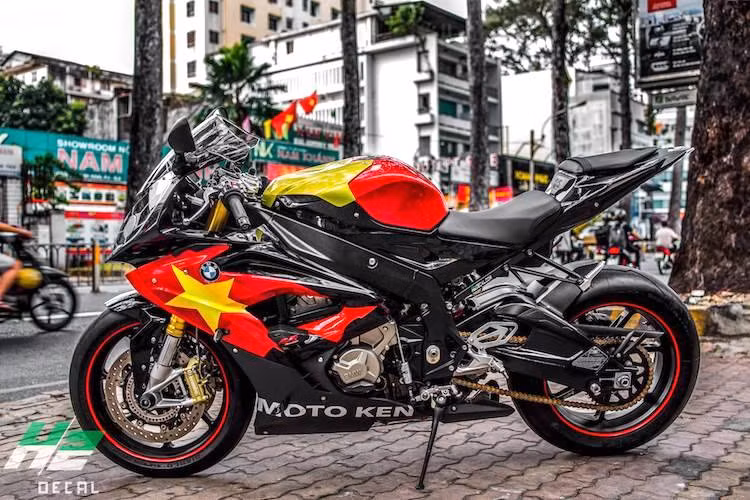 Không chỉ có "dàn áo" mang nhiều ý nghĩa, chiếc S1000RR này còn có điểm đặc biệt là đã được độ "dàn chân" khủng với cặp mâm siêu nhẹ Marchesini M7RS đi kèm với lốp thể thao Pirelli Diablo Supercorsa với vân hình tia sét đặc trưng.